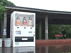 Amazing Human Vending Machine!